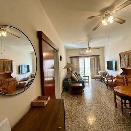 2 Bedroom Flat By The Sea Апартаменты