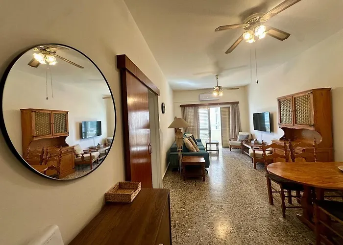 2 Bedroom Flat By The Sea Апартаменты