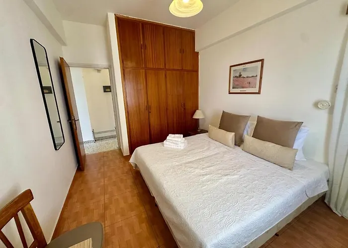 2 Bedroom Flat By The Sea Апартаменты